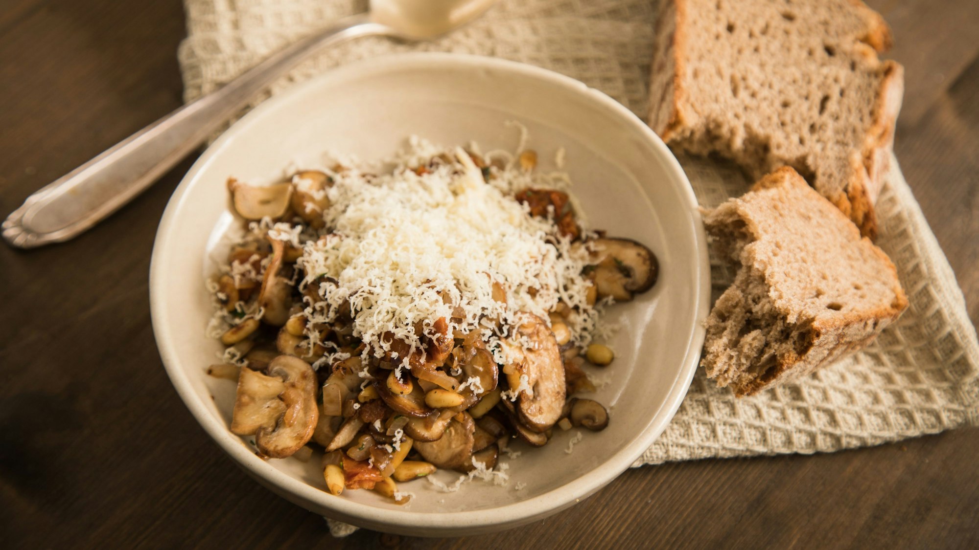 Ein Teller mit Pilzen