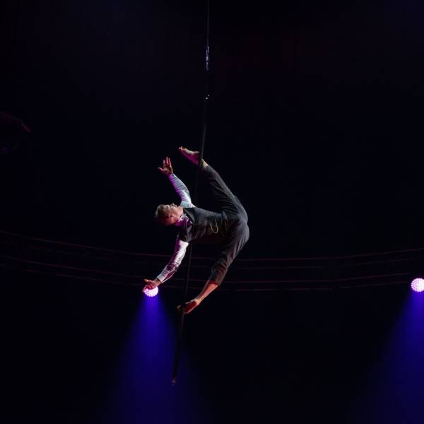Scheinbar schwerelos: Denys Zhygaltsov zeigt Vertikalakrobatik im 7. Kölner Weihnachtscircus. Das Foto machte seine Frau Tatiana Tsygaltsova.