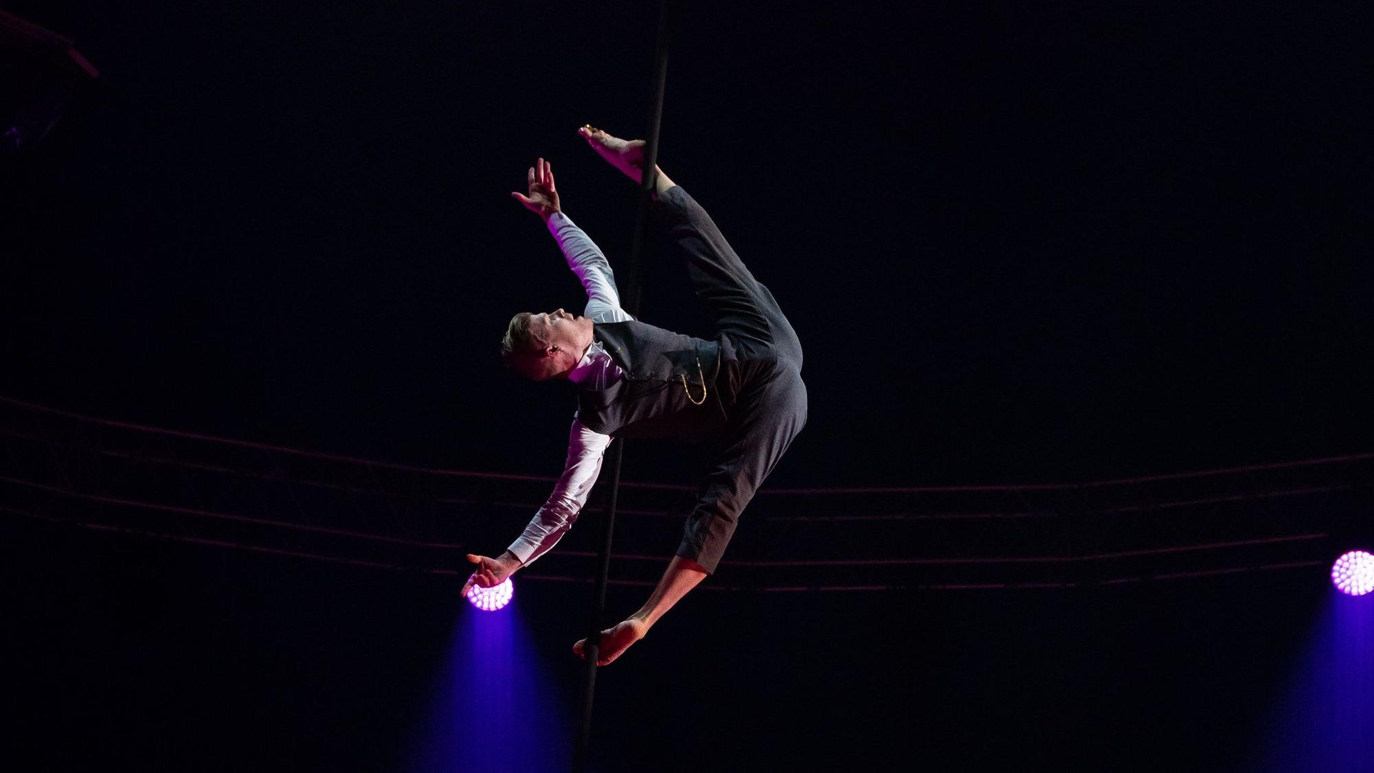 Scheinbar schwerelos: Denys Zhygaltsov zeigt Vertikalakrobatik im 7. Kölner Weihnachtscircus. Das Foto machte seine Frau Tatiana Tsygaltsova.