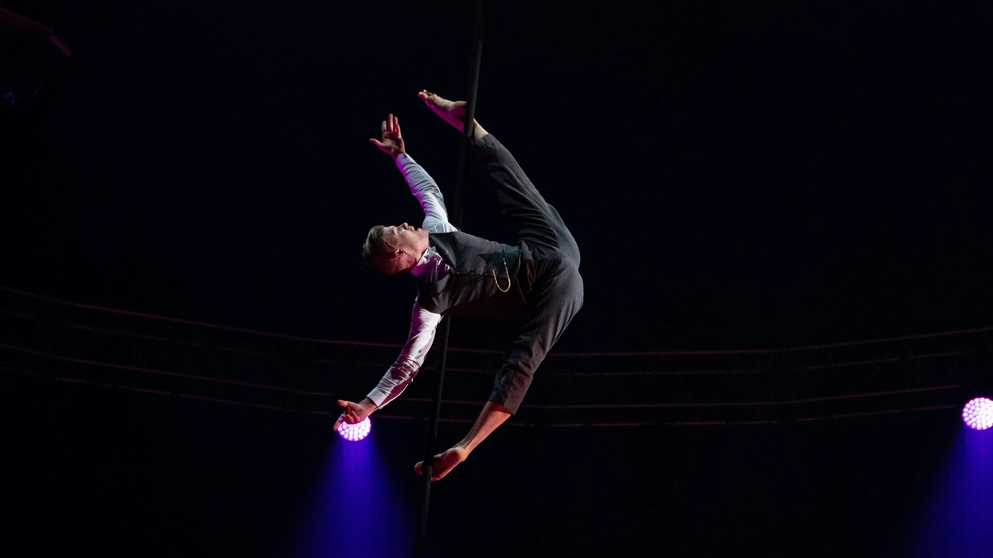 Scheinbar schwerelos: Denys Zhygaltsov zeigt Vertikalakrobatik im 7. Kölner Weihnachtscircus. Das Foto machte seine Frau Tatiana Tsygaltsova.