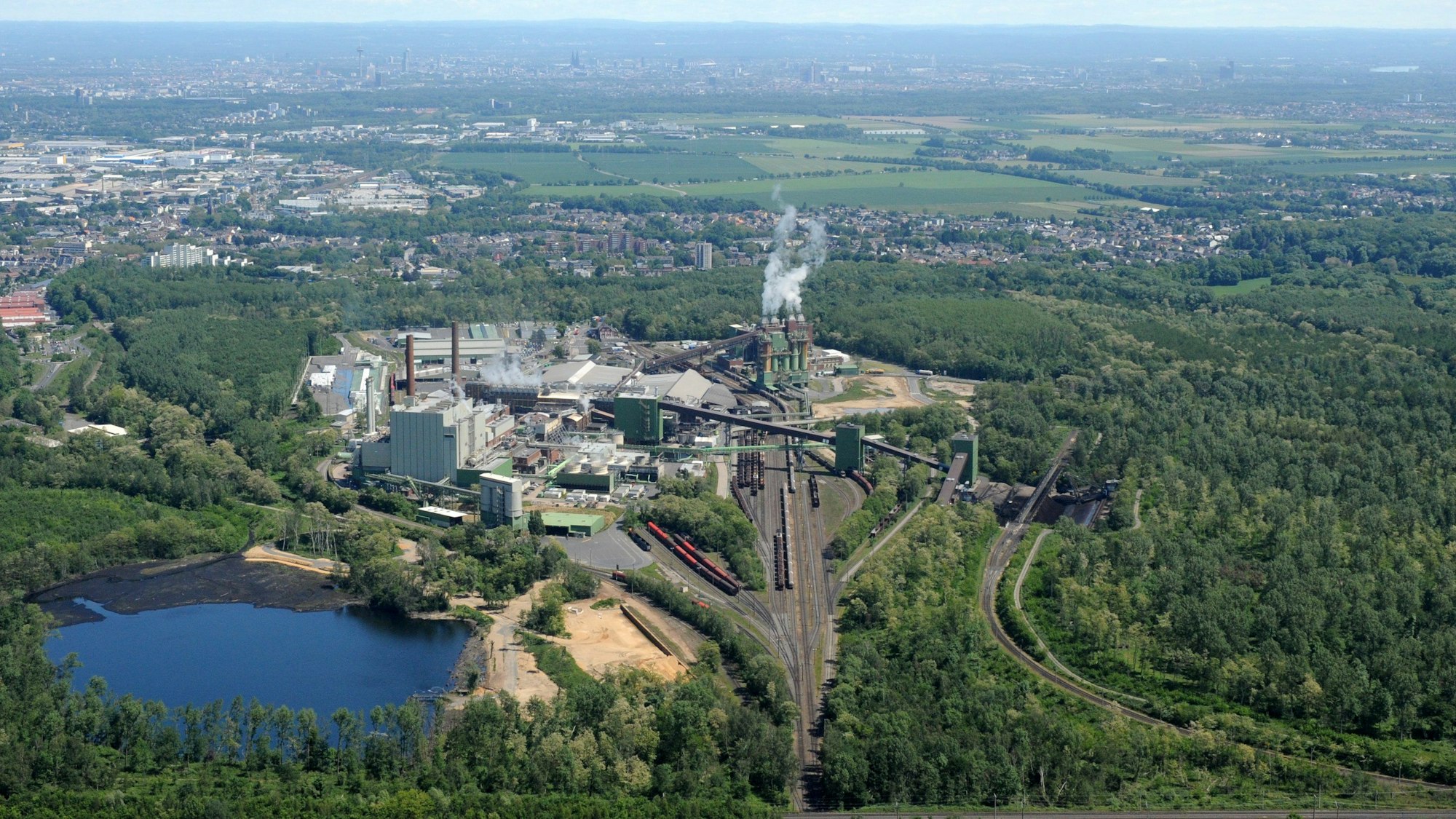 Das Luftbild zeigt die Brikettfabrik Wachtberg mit Anbindung zu Kohlebahn. Es soll neu genutzt werden.