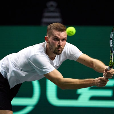 Oscar Otte hechtet mit ausgetreckten Armen und Tennisschläger in beiden Händen einem Ball hinterher.