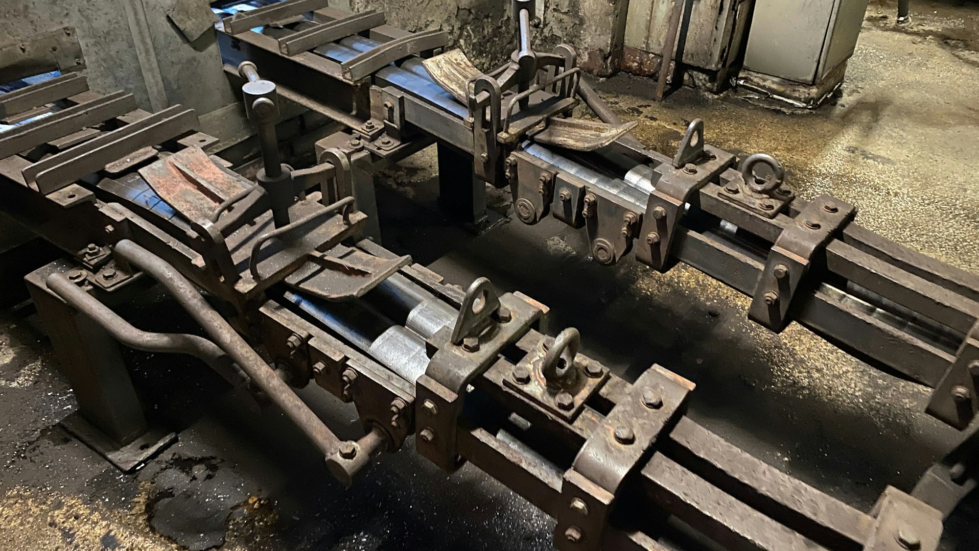 Förderbänder für Briketts aus schwerem Metall.