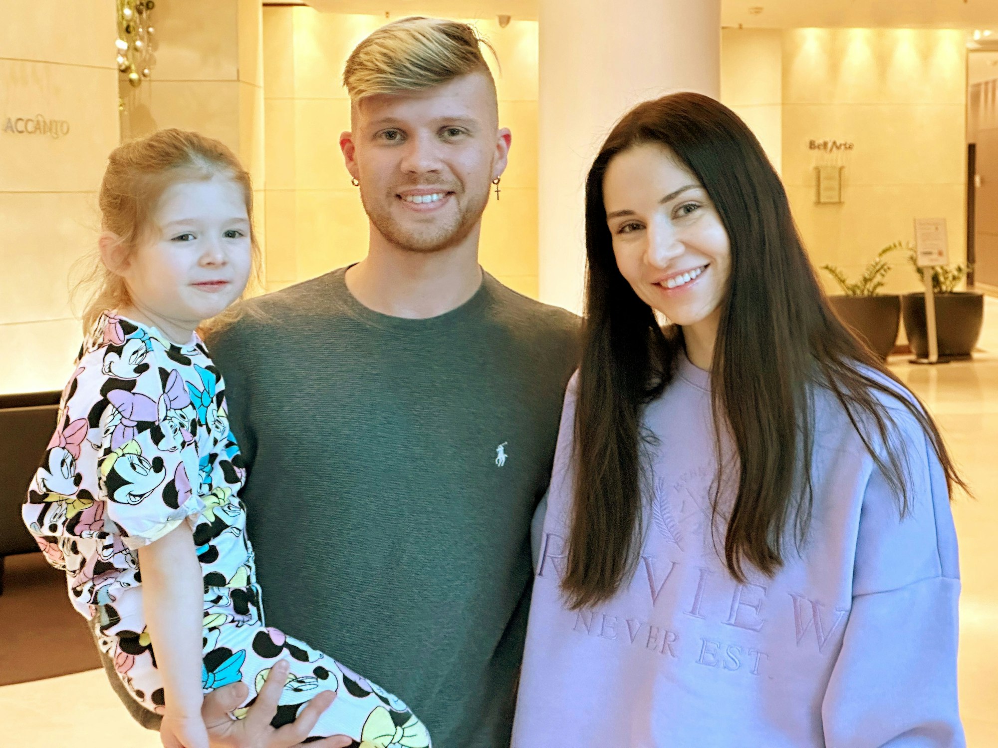 Der Akrobat Denys Zhygaltsov gastiert im Kölner Weihnachtscircus. Seine Frau Tatjana und Tochter Nikole sind vor dem russischen Angriffskrieg auf die Ukraine nach Deutschland geflohen.