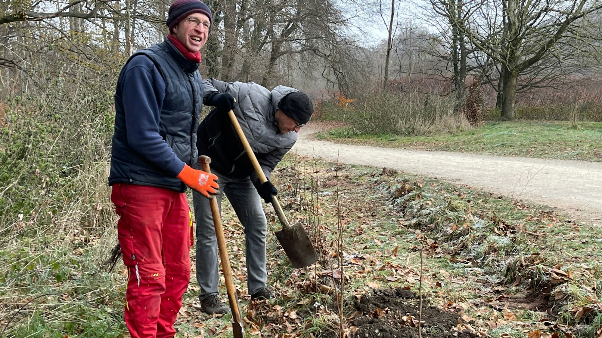 Pflanzaktion Offenland-Stiftung an der Wupper in Opladen mit Prof. Martin Denecke (links) und Matthias Itzwerth
