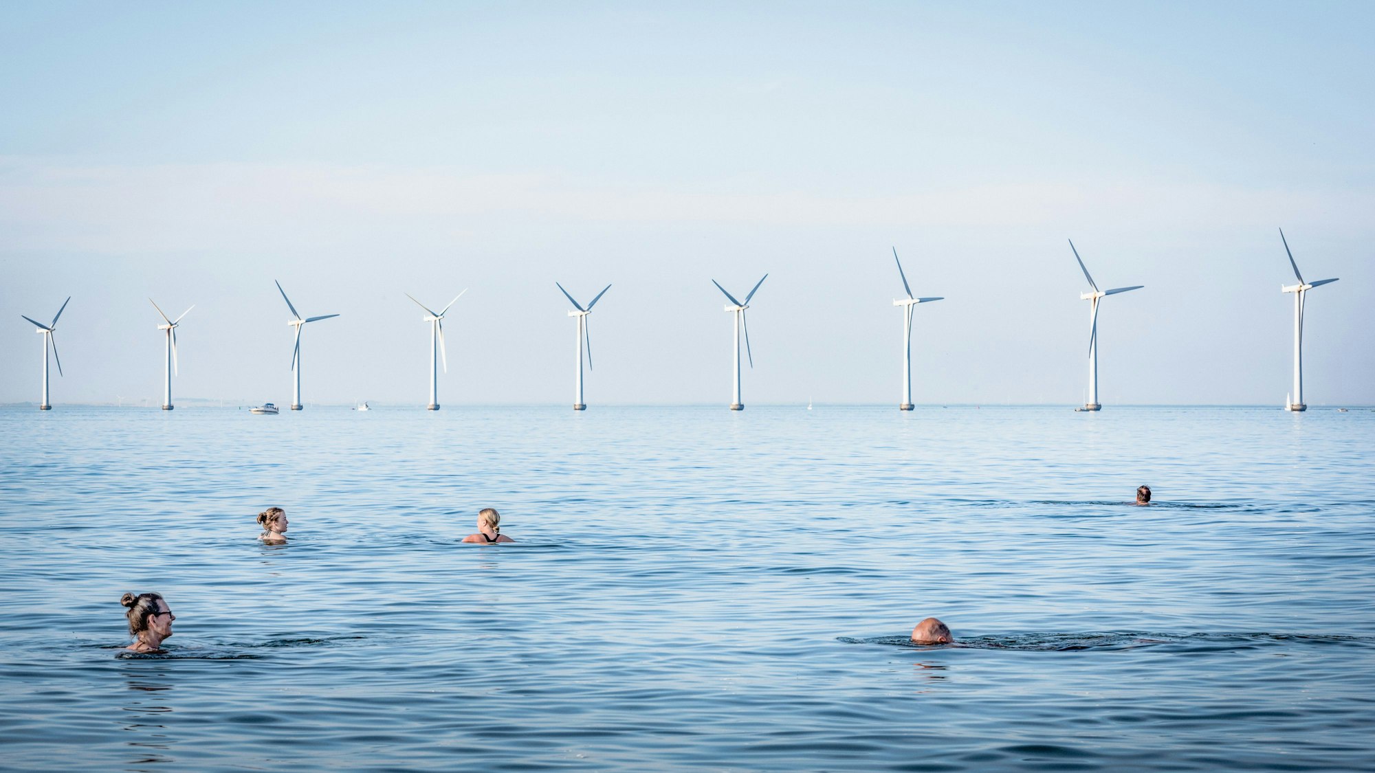 Ein Blick auf den Offshore-Windpark Middelgrunden von Amager Strand aus.