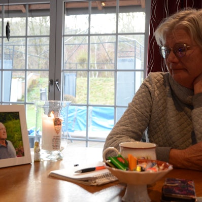 Ursula Lorbach schaut auf das Foto ihres Mannes.