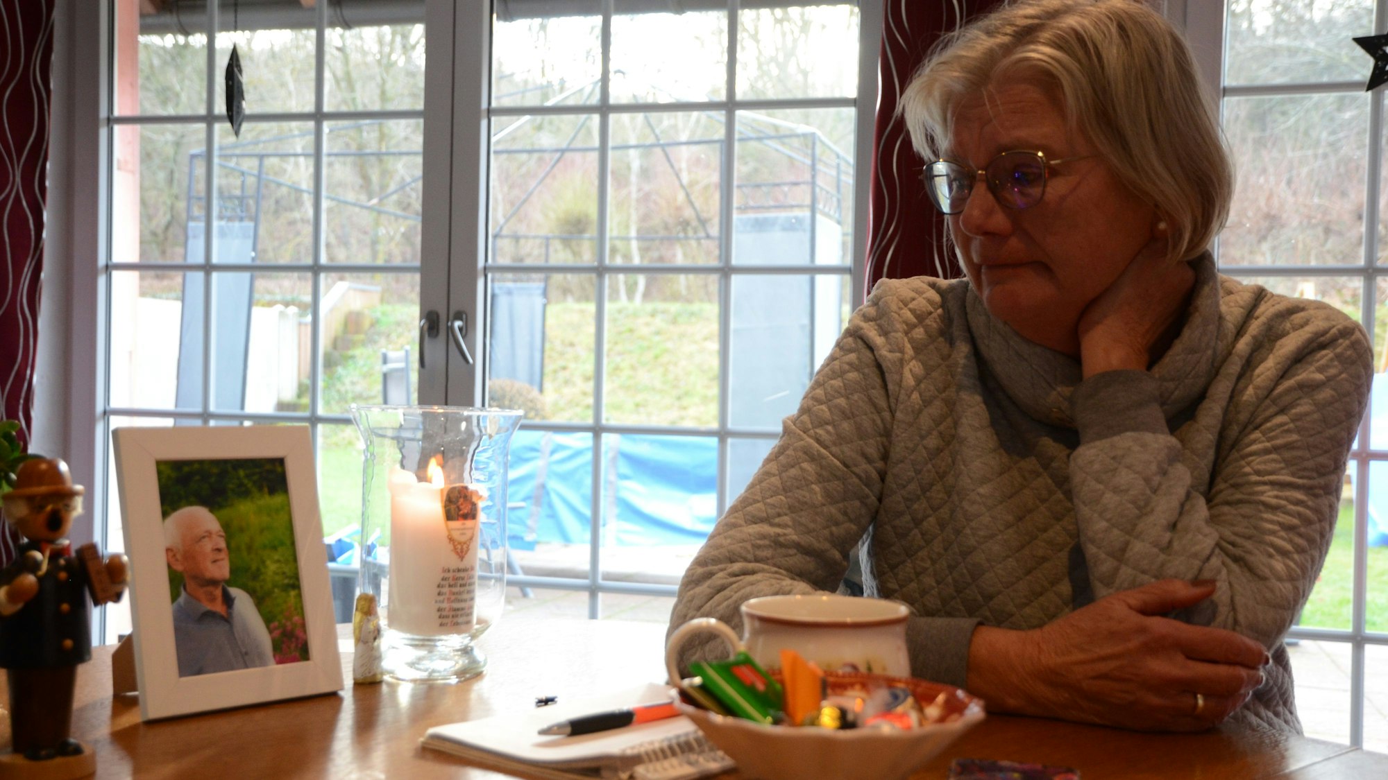 Ursula Lorbach schaut auf das Foto ihres Mannes.