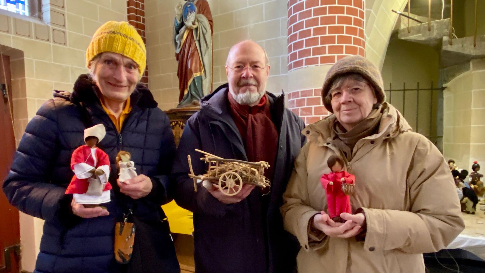 Gabriele Roeckerath, Jürgen und Elisabeth Vosen, hier im Dezember 2022, gestalteten die Figuren für die Weihnachtskrippe in der St. Sebastianuskirche in Frechen-Königsdorf.