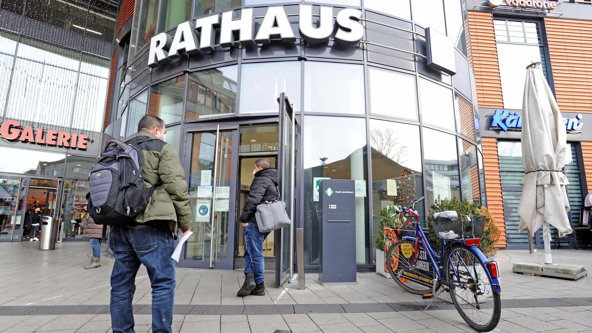 Am Eingang des Leverkusener Rathaus warten Bürger.