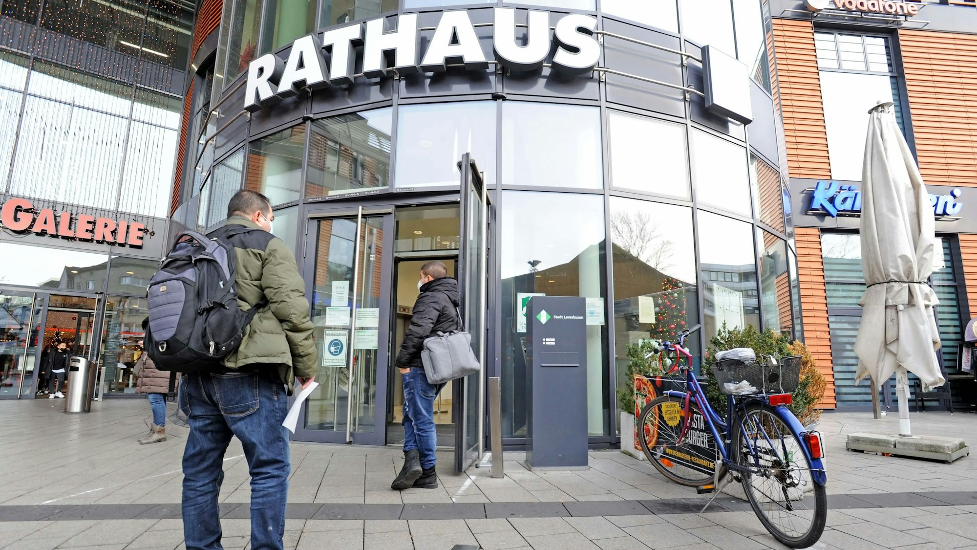 Am Eingang des Leverkusener Rathaus warten Bürger.