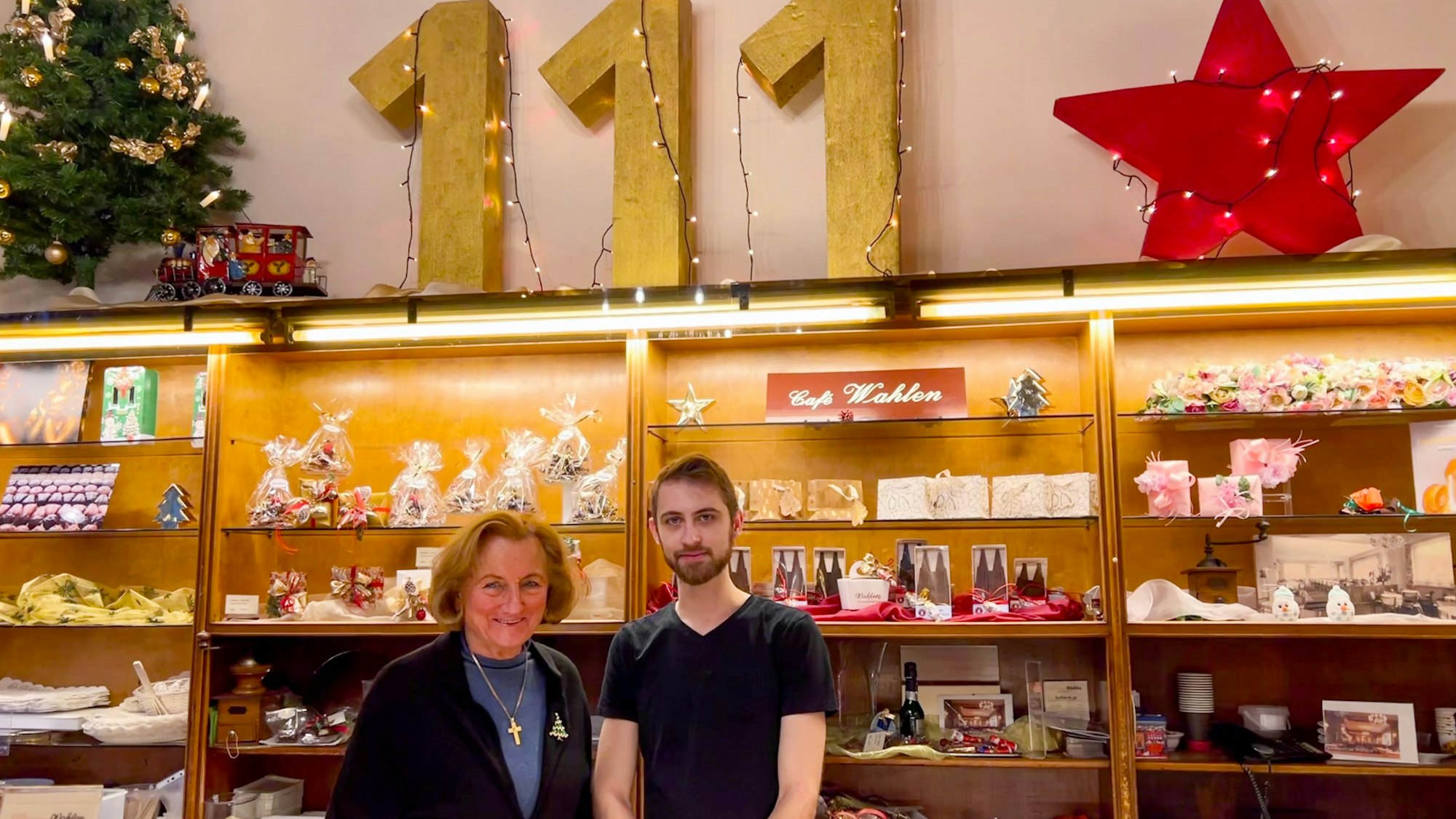 Inhaber Jonas Wahlen mit seiner Oma hinter der Theke im Café Wahlen.