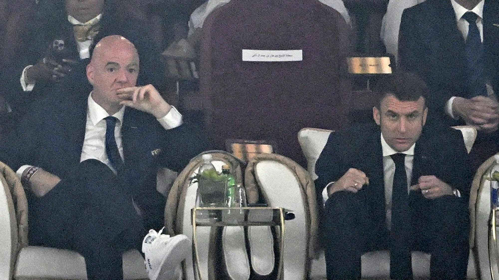 Während Fifa-Präsident Gianni Infantino gelassen wirkt, ist Emmanuel Macron die Anspannung während des WM-Finals anzusehen.