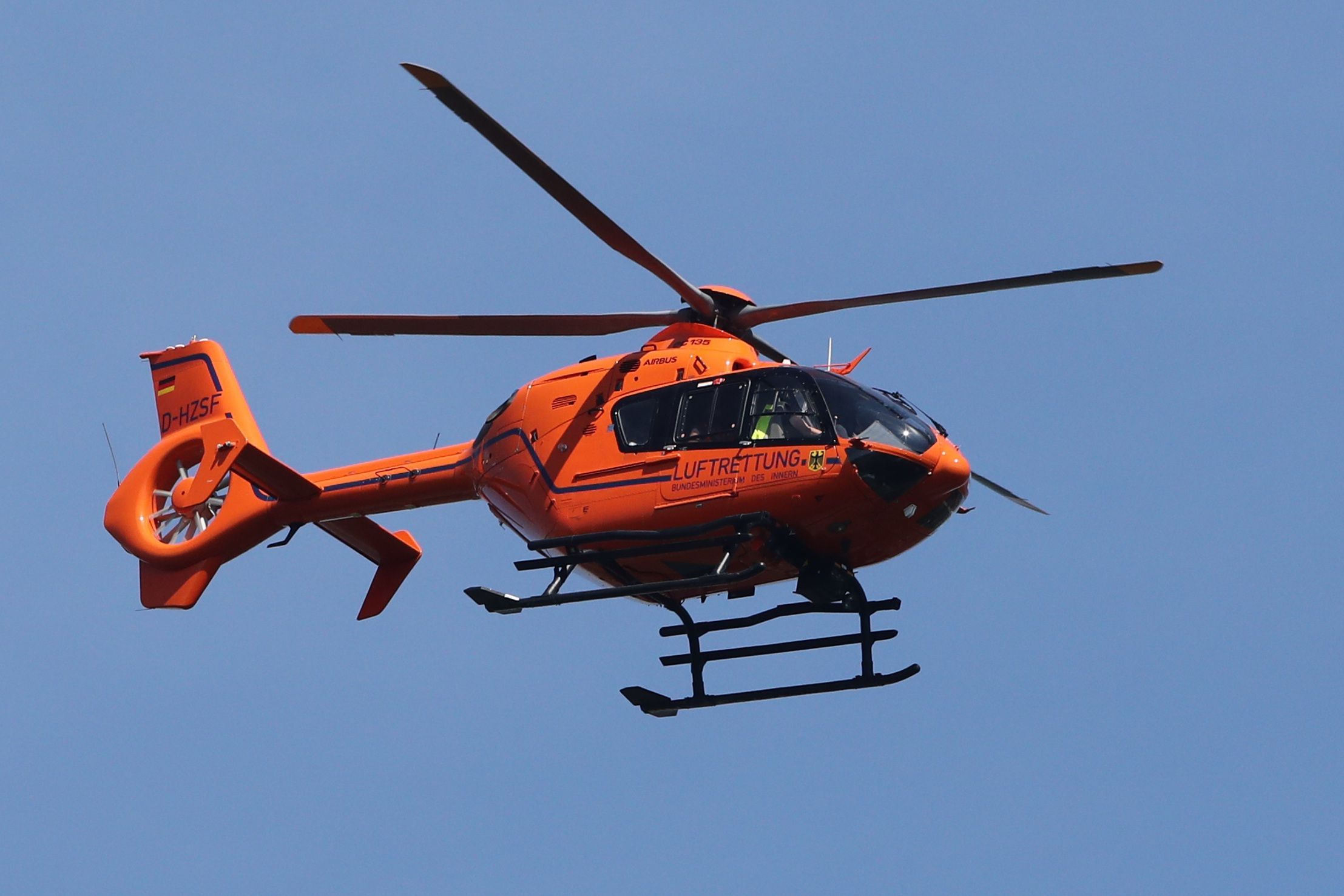 Ein Hubschrauber war zum Abtransport von Verletzten im Einsatz (Symbolbild).