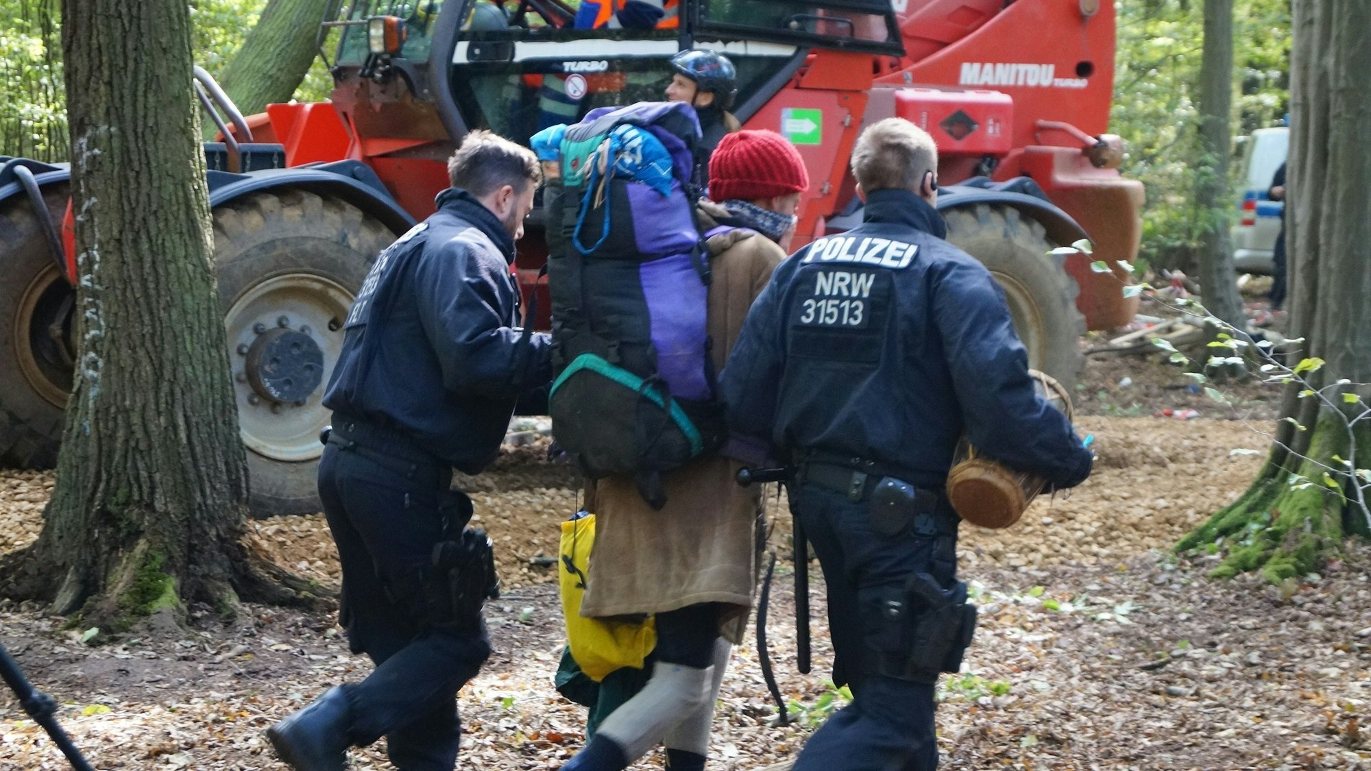 Polizisten führen eine Demonstrantin im Hambacher Forst ab.