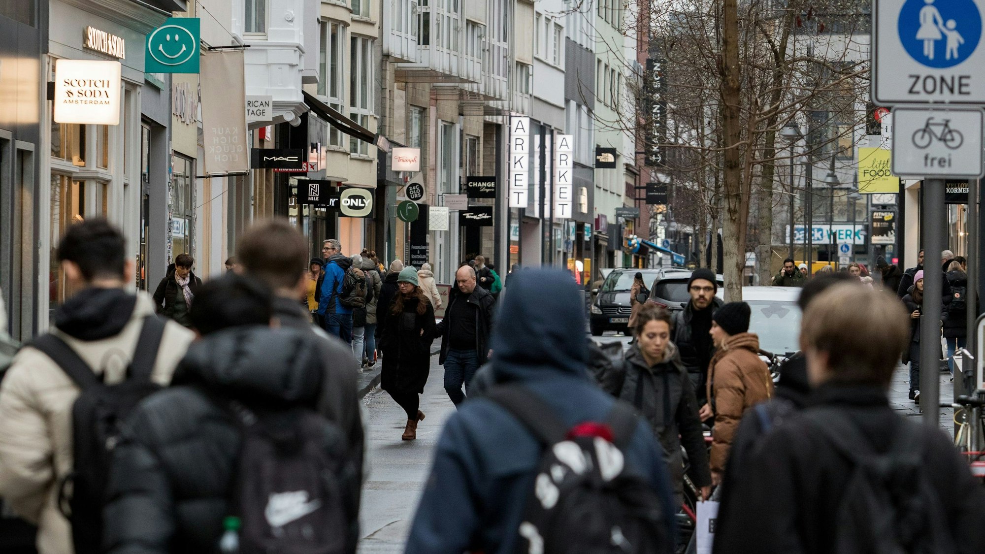 Fußgänger auf der Ehrenstraße