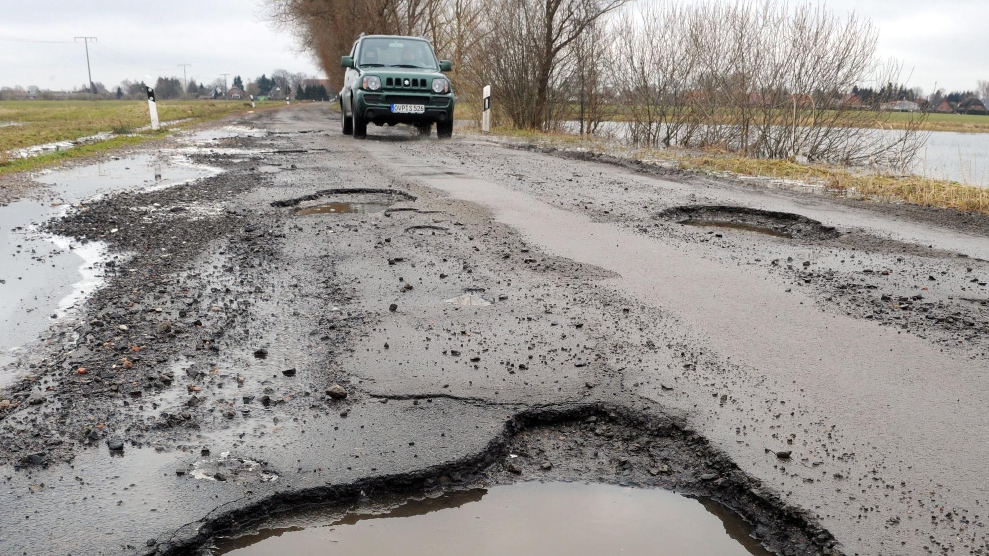 Das Foto zeigt ein tiefes Schlagloch im Januar 2011 in der Kreisstraße K2 zwischen Neuenkirchen und Leist II.