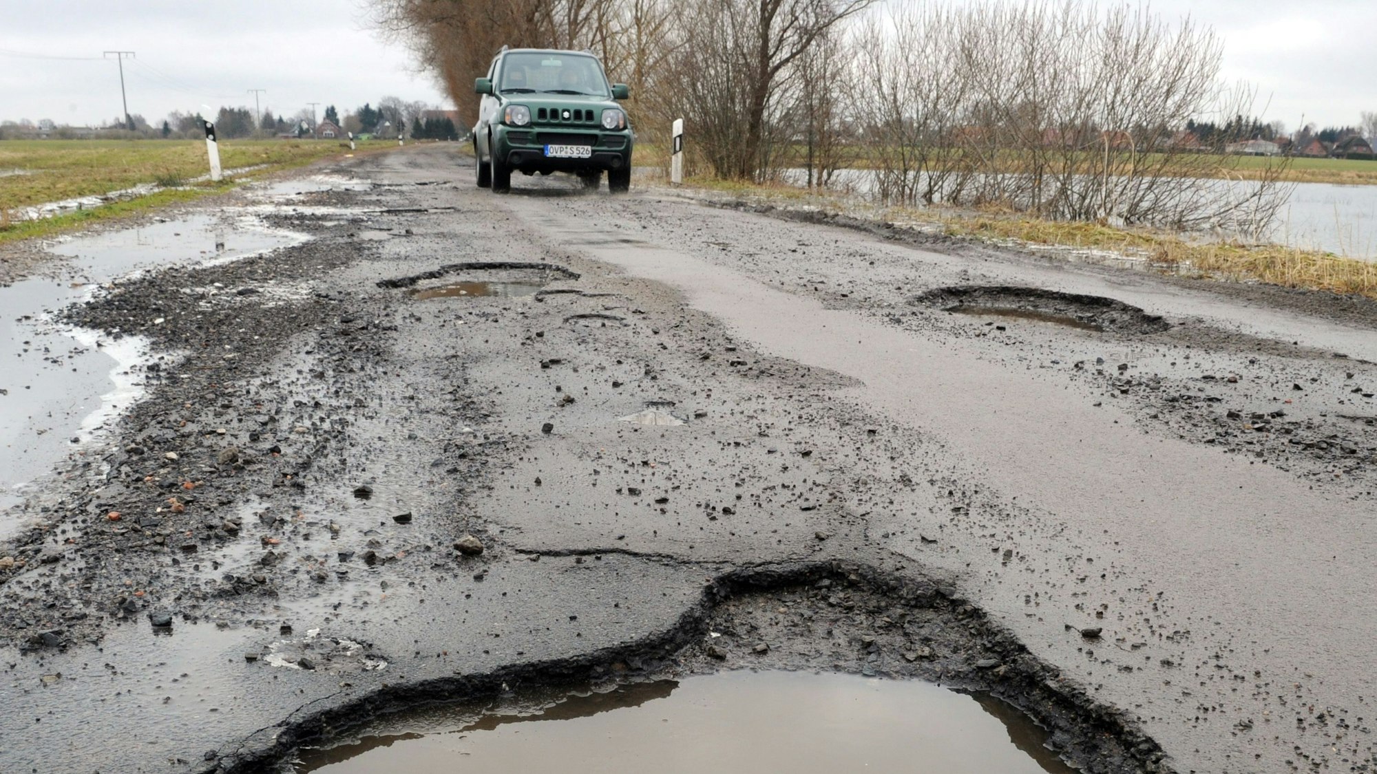 Das Foto zeigt ein tiefes Schlagloch im Januar 2011 in der Kreisstraße K2 zwischen Neuenkirchen und Leist II.