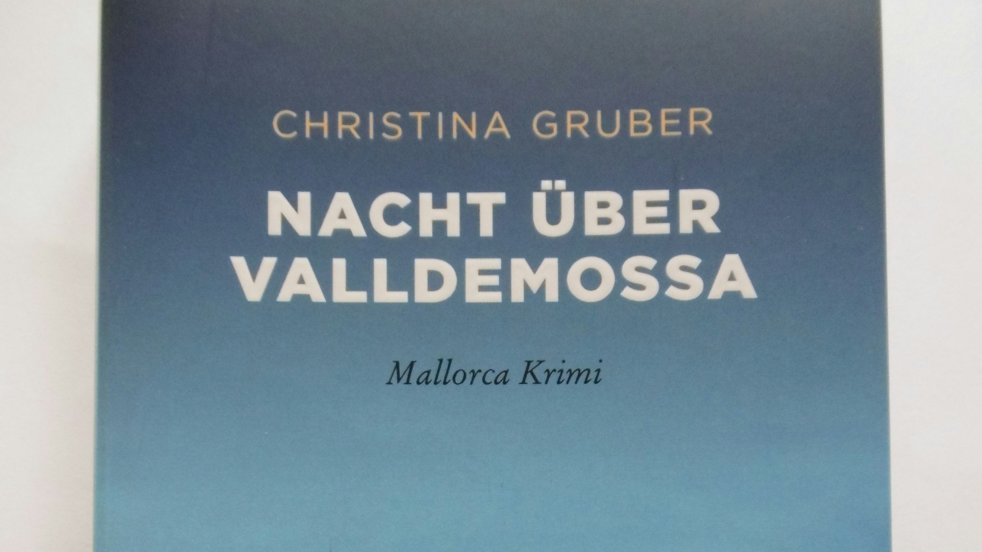 Das Bild zeugt das Cover des Buches „Nacht über Valldemossa“ von Christina Gruber
