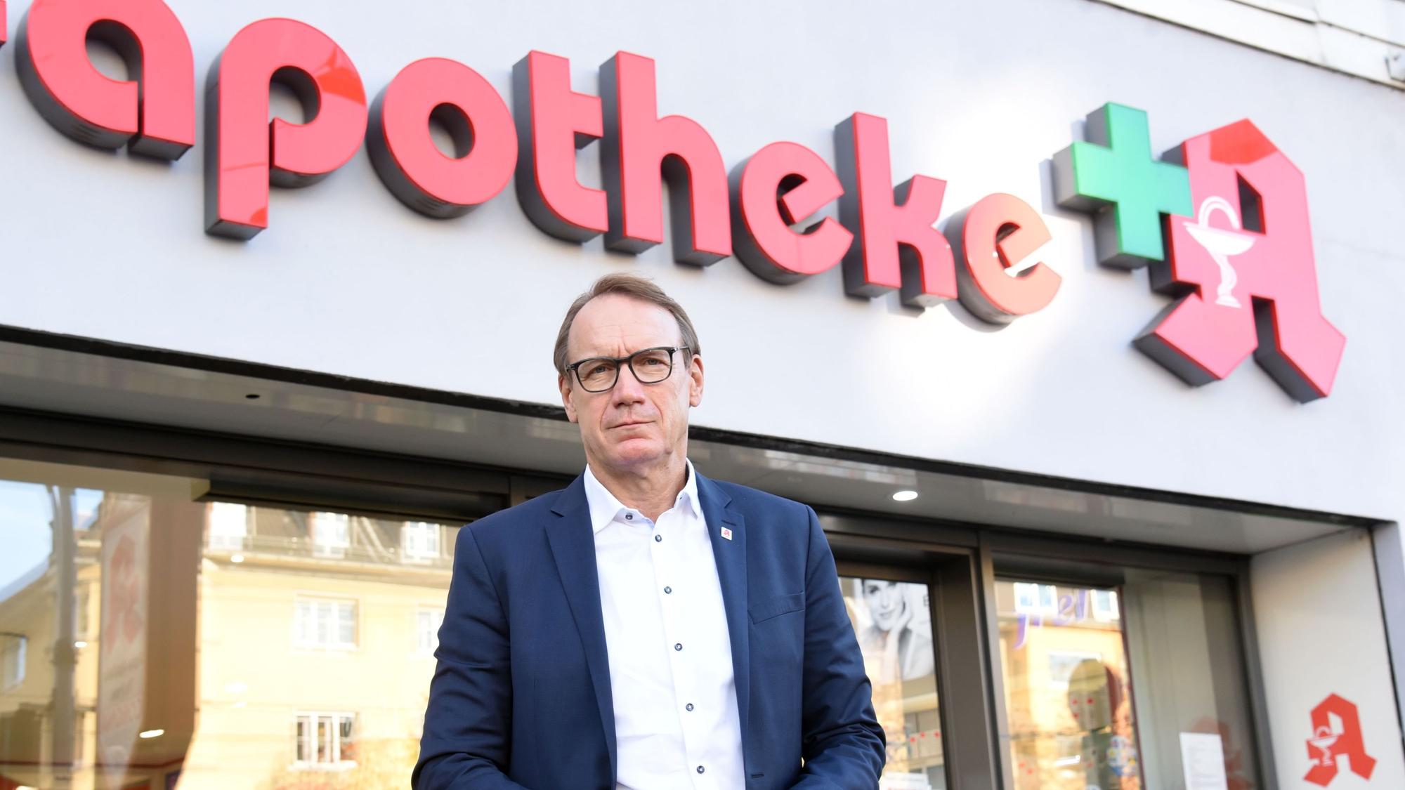 Thomas Preis steht vor seiner Apotheke.
