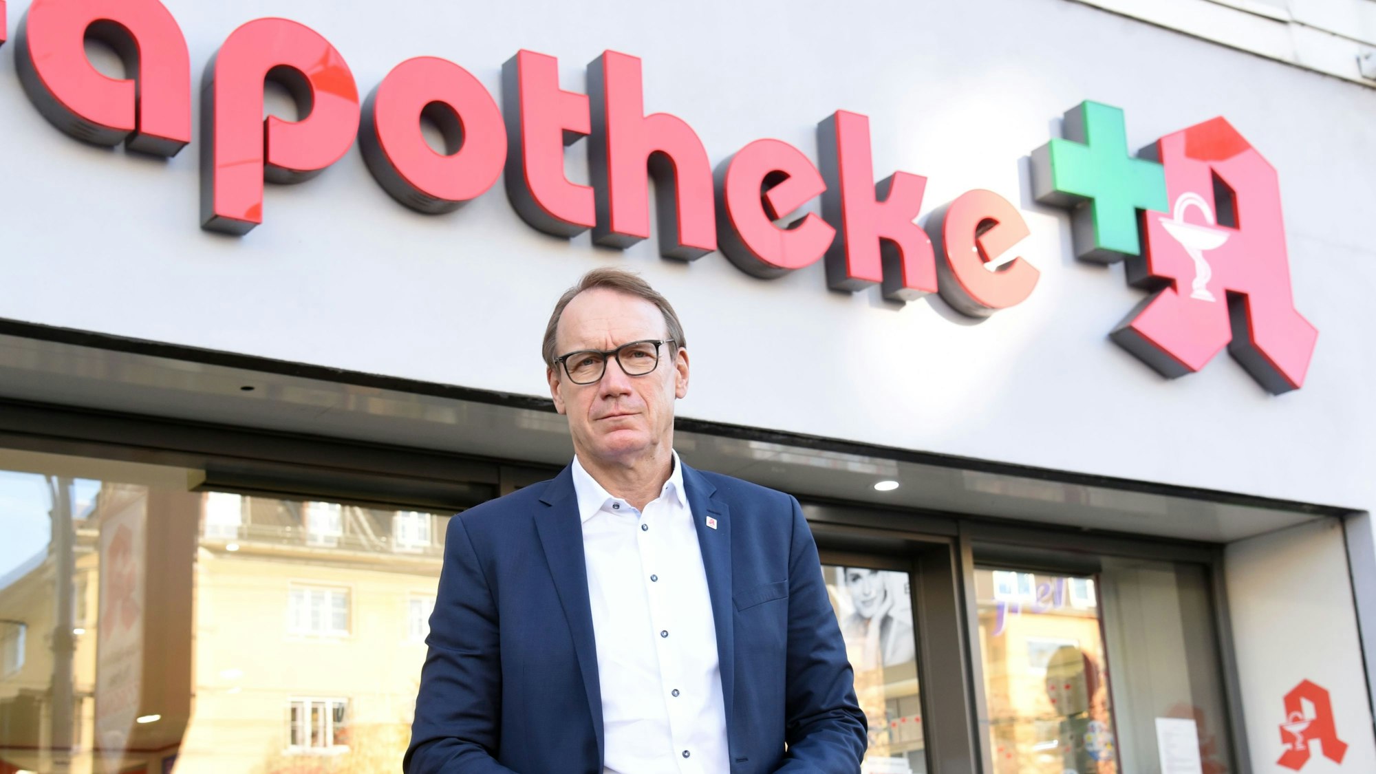 Thomas Preis steht vor seiner Apotheke.