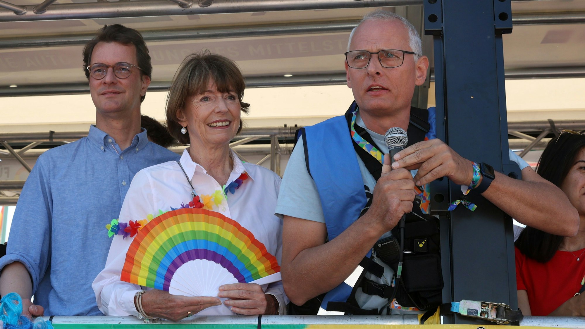 Das Bild zeigt unter anderem Ministerpräsident Henrik Wüst mit Oberbürgermeisterin Henriette Reker beim Christopher Street Day.