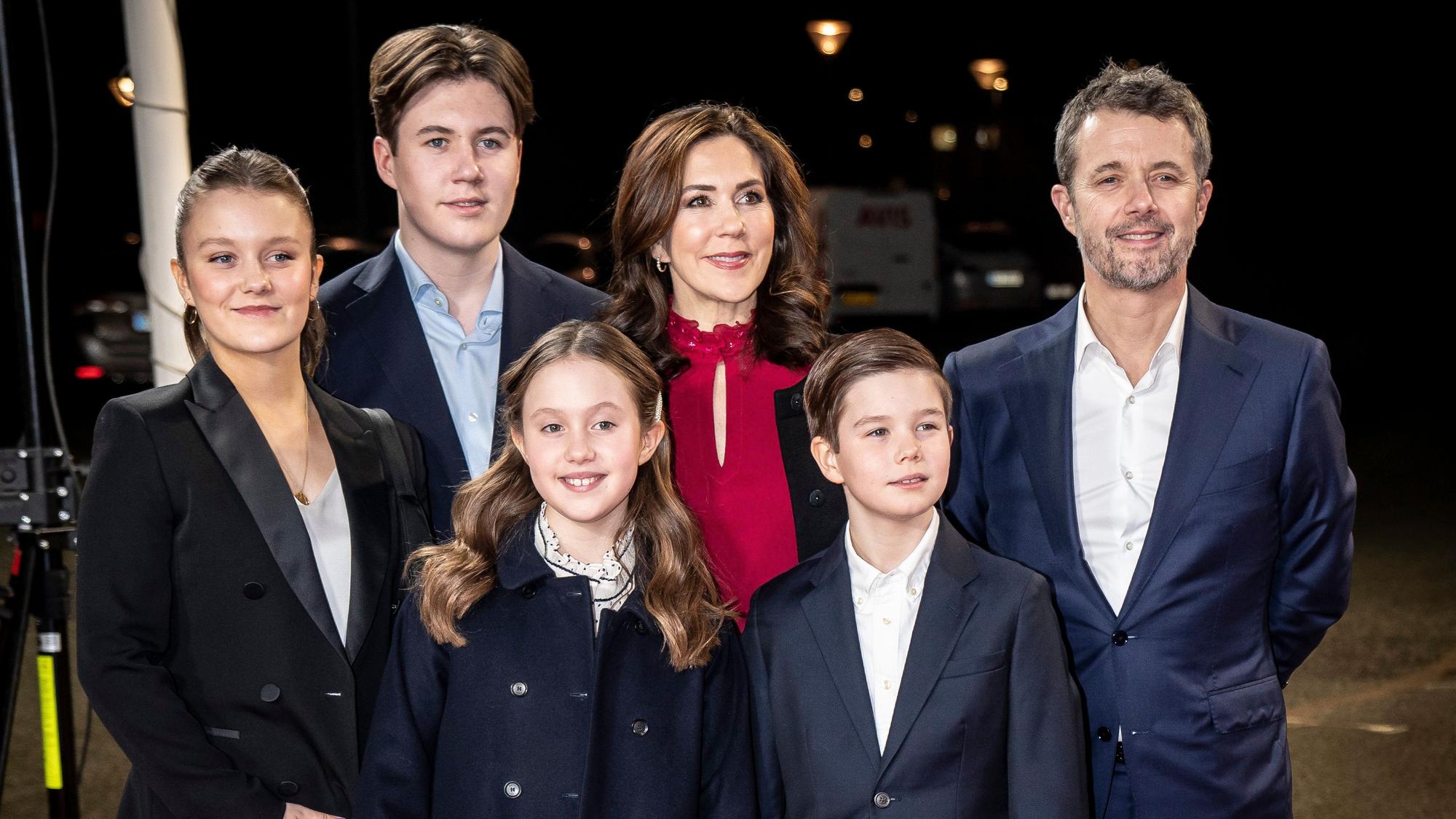 Prinzessin Isabella (hinten, l-r), Prinz Christian, Kronprinzessin Mary, Kronprinz Frederik, Prinzessin Josephine (vorne, l-r) und Prinz Vincent von Dänemark treffen zu einer Fernsehshow ein.