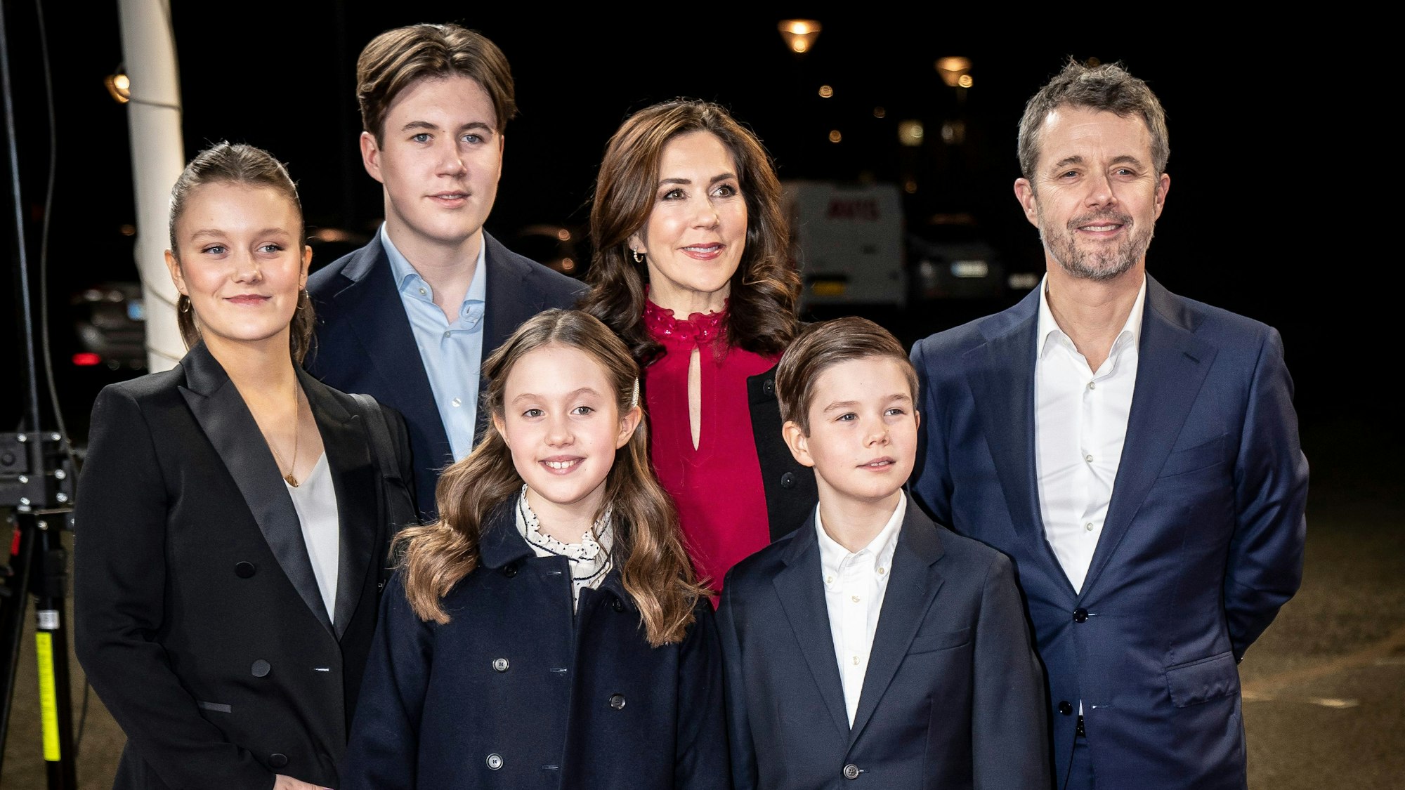 Prinzessin Isabella (hinten, l-r), Prinz Christian, Kronprinzessin Mary, Kronprinz Frederik, Prinzessin Josephine (vorne, l-r) und Prinz Vincent von Dänemark treffen zu einer Fernsehshow ein.