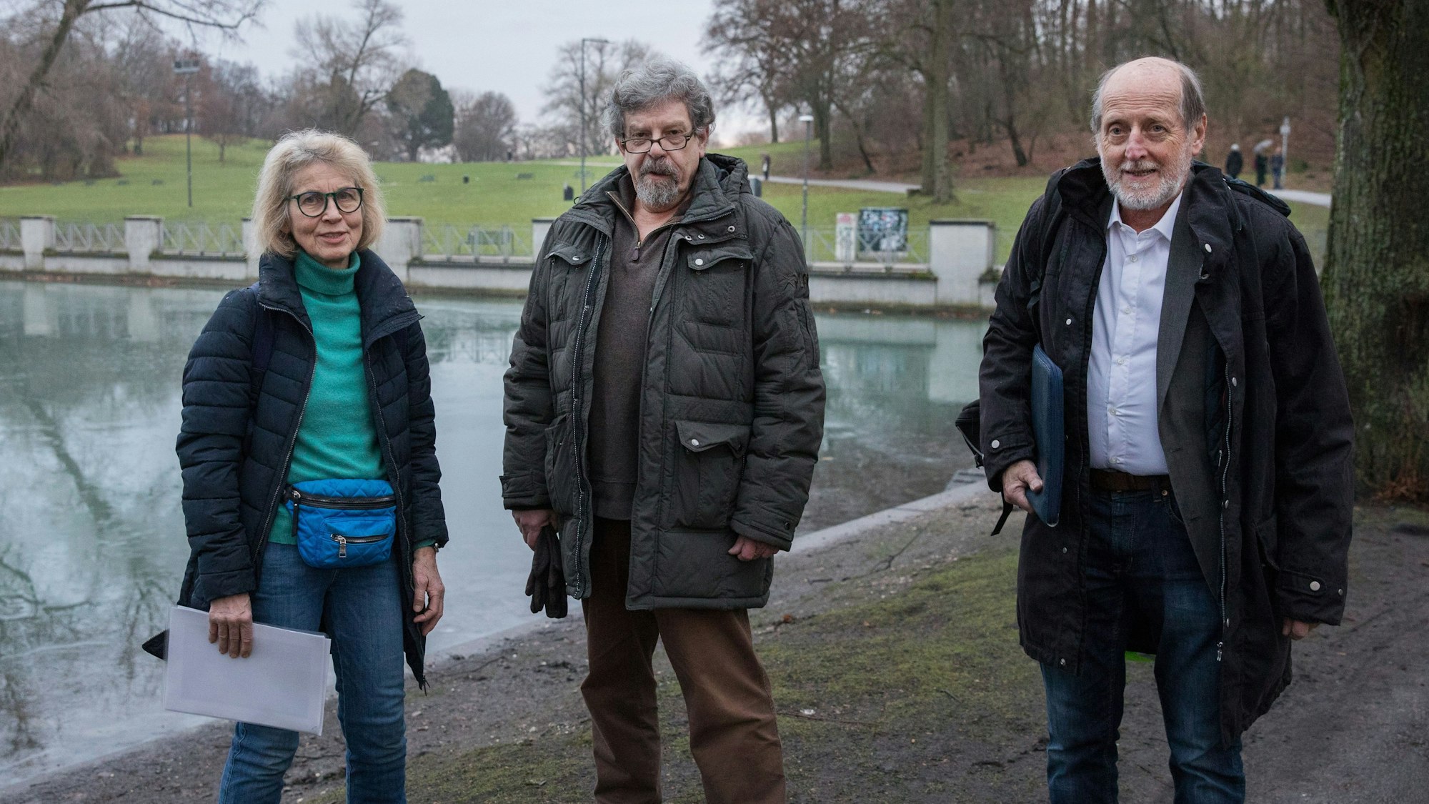 Aleke Schücking, Harald von der Stein und Dr. Helmut Röscheisen vor dem Aachener Weiher in Köln.