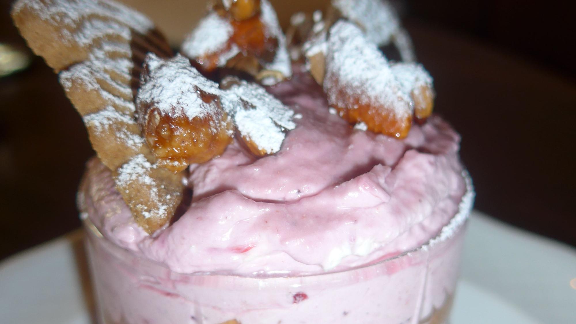 Das Dessert des Weihnachtsmenüs, zubereitet im Dezember 2022 im Haus Bosen in Erftstadt: Winterliches Tiramisu mit Beeren und Spekulatius