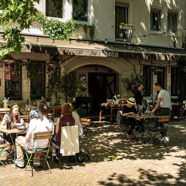 Das Restaurant Haus Müller in der Kölner Südstadt, Blick auf den Außenbereich mit Gästen