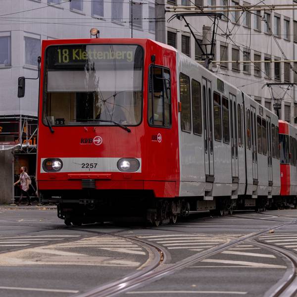 KVB Stadtbahnlinie 18 am Barbarossaplatz in Köln