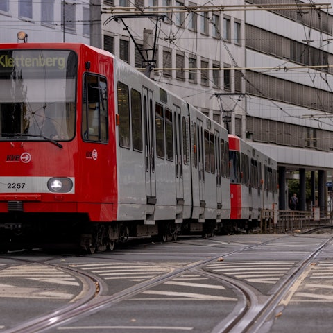 Die KVB Stadtbahnlinie 18 am Barbarossaplatz in Köln.