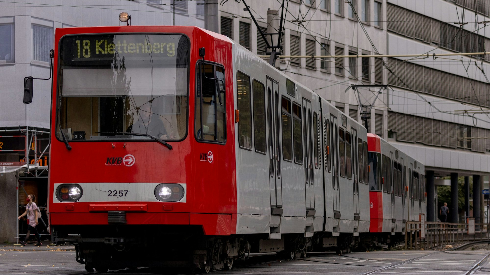 Die KVB Stadtbahnlinie 18 am Barbarossaplatz in Köln.
