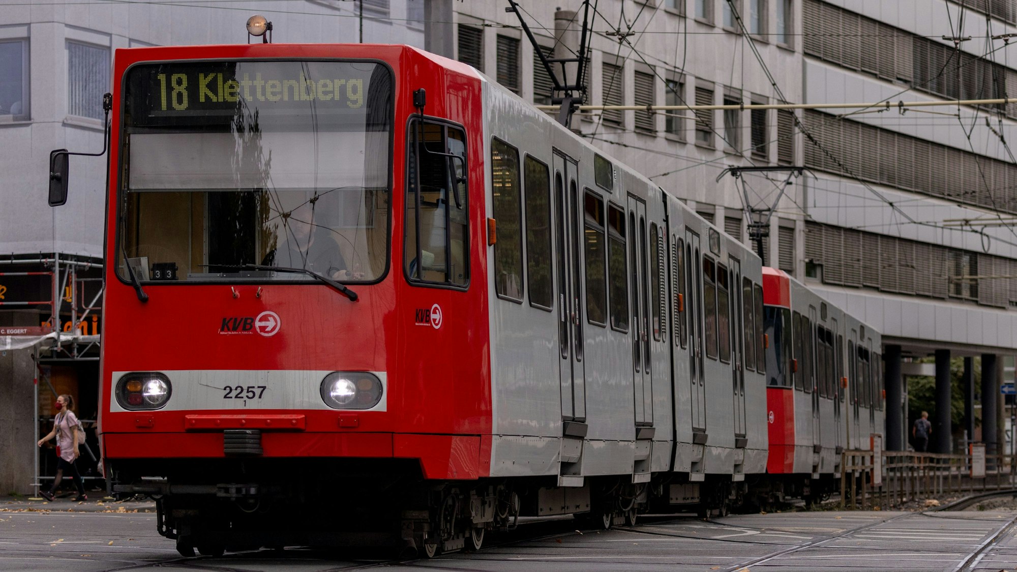 Eine Linie 18 der KVB fährt über den Barbarossaplatz.