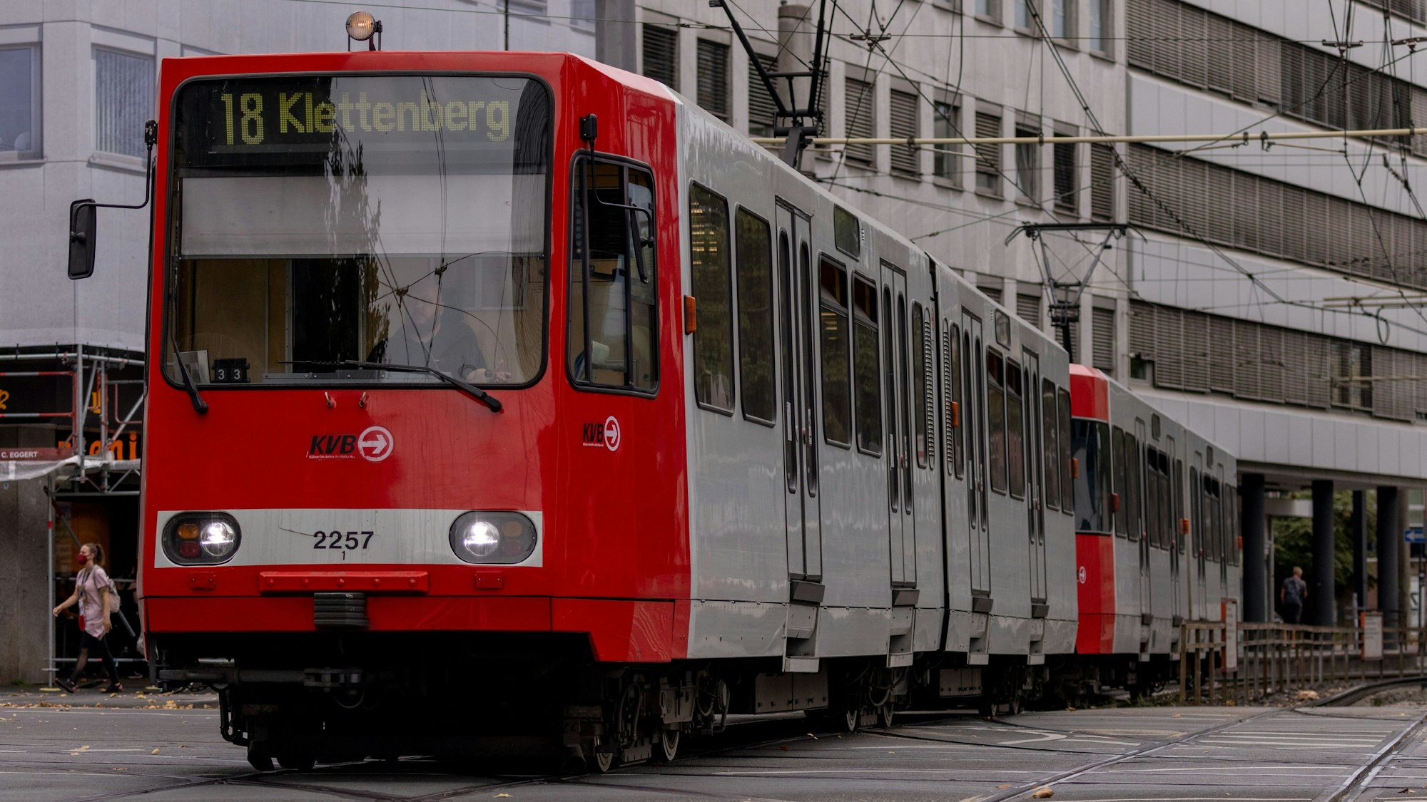 KVB Stadtbahnlinie 18 am Barbarossaplatz in Köln