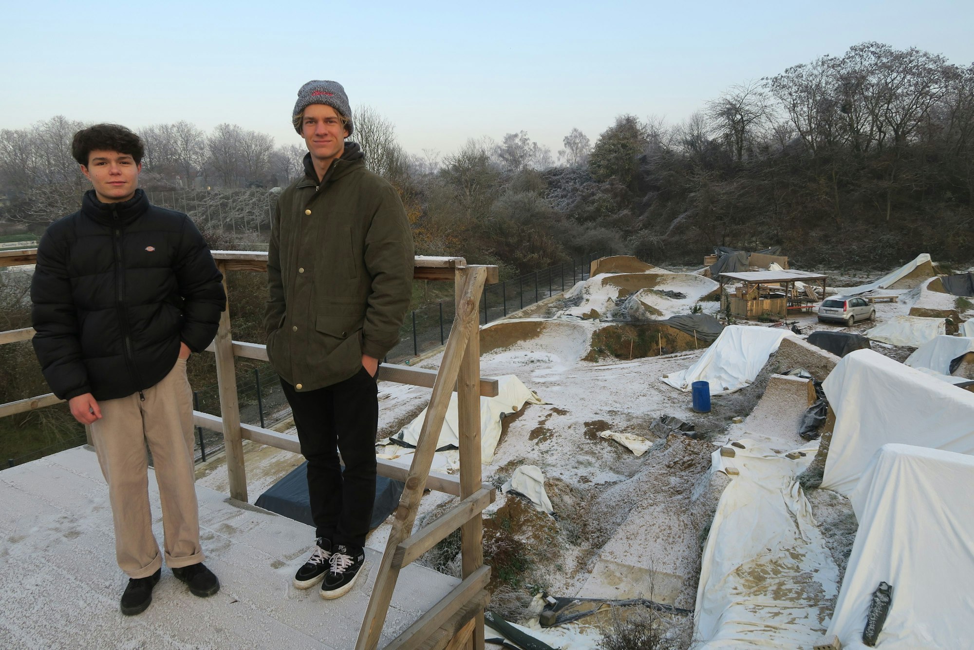Erik Scholl und Michael Hanfler auf dem ‚Tower‘ der Anlage, einem Holzturm, vom dem aus die Könner starten. Im Hintergrund die mit Planen bedeckten ‚Lines‘.