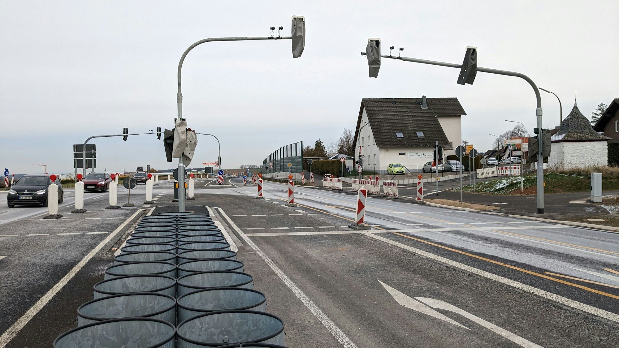 Der umgebaute Kreuzungsbereich der B266 am Abzweig Eicks in Kommern.