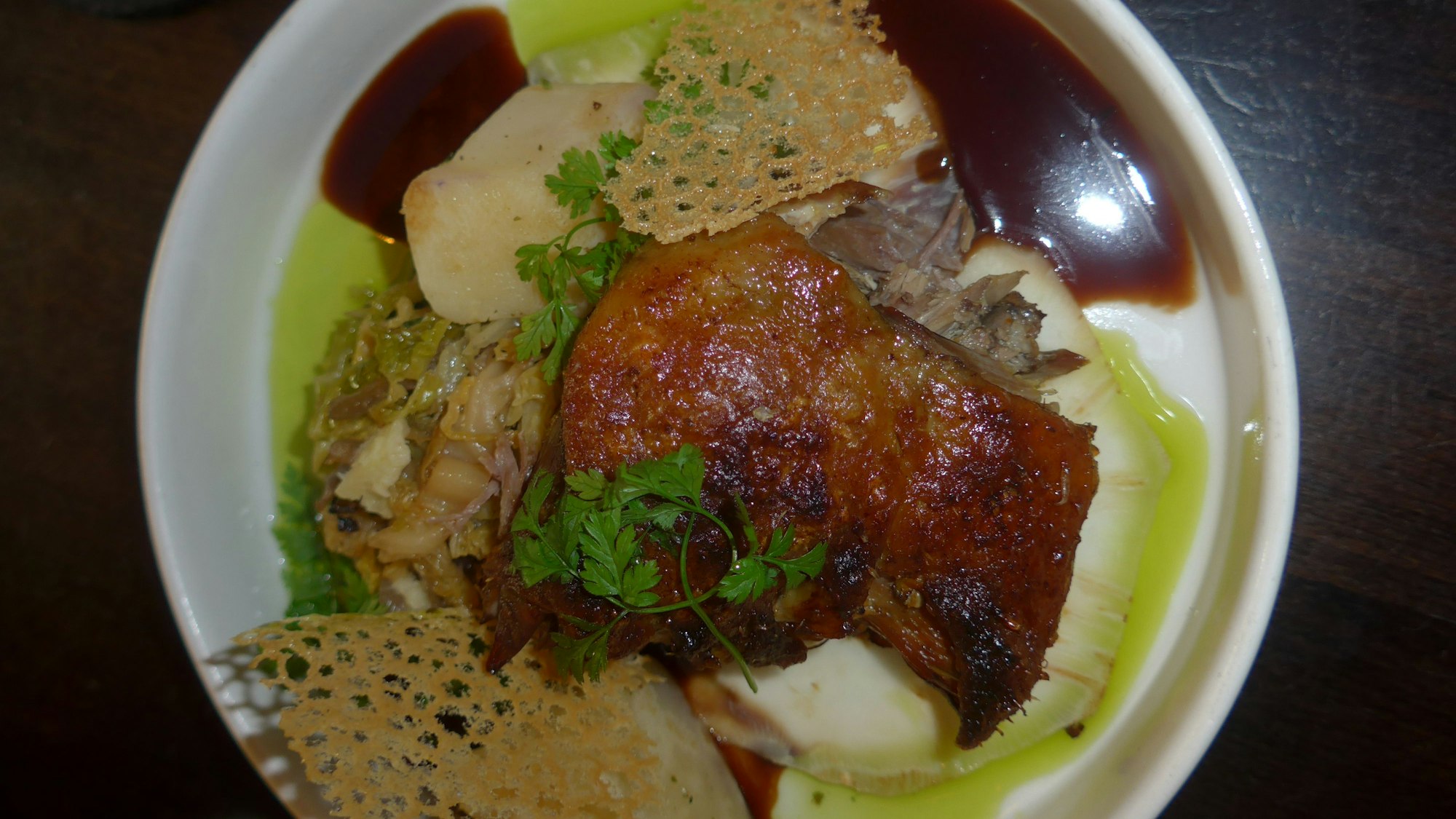 Der Hauptgang des Weihnachtsmenüs, zubereitet im Dezember 2022 im Haus Bosen in Erftstadt: Rosa gebratene Entenbrust mit Selleriecreme, Curry-Wirsing und Cassissoße