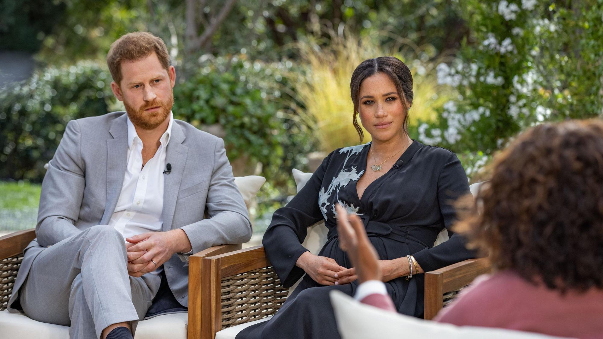 US-Moderatorin Oprah Winfrey (r) spricht während eines Interviews mit Prinz Harry von Großbritannien und seiner Frau Herzogin Meghan.