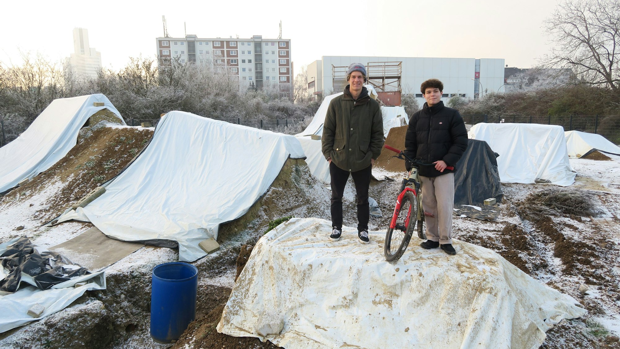 Michael Hanfler und Erik Scholl auf einer mit Planen bedeckten "Line" der Anlage.