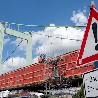 Das Bild zeigt die Baustelle der Mülheimer Brücke und ein Baustellenschild.