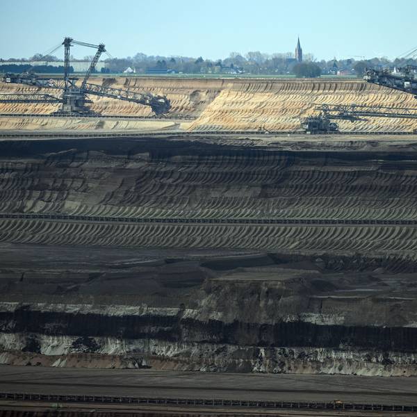 Das Foto zeigt Bergbaumaschinen, die im April 2022 Braunkohletagebau Garzweiler arbeiten. Dort soll laut RWE-Tagebau-Planer der See in 40 Jahren gefüllt sein.