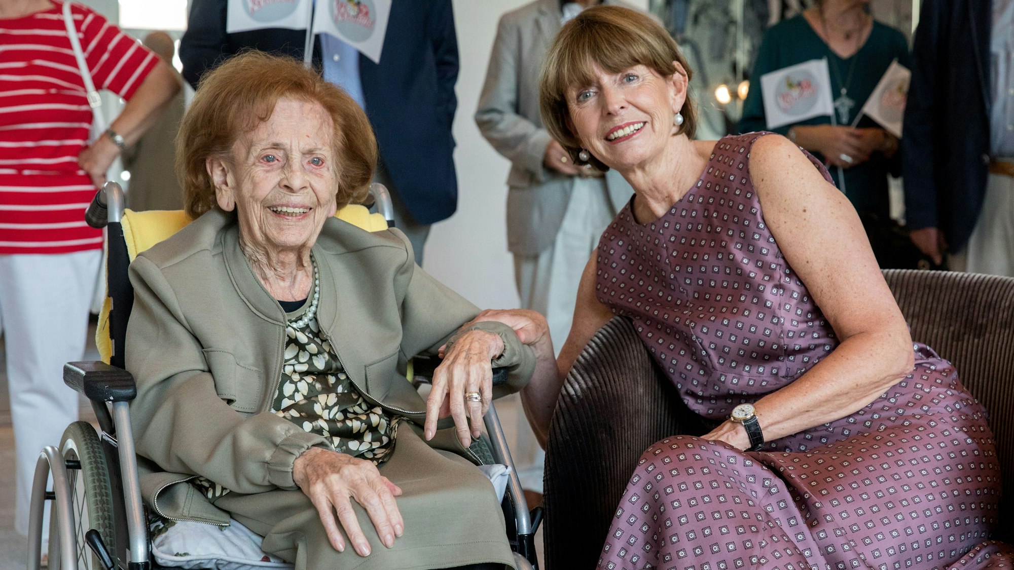 Das Bild zeigt Oberbürgermeisterin Henriette Reker und die 106-jährige Elisabeth Steubesand bei einem Empfang für die älteste Kölner Bürgerin.