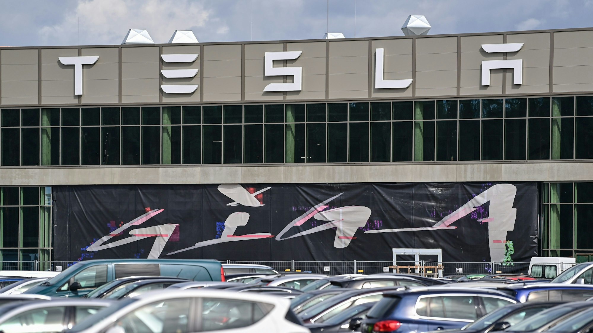 Der Haupteingang zur Fabrik der Tesla Gigafactory Berlin Brandenburg. Laut einem Bericht soll die Stimmung im Werk unter den Mitarbeitern schlecht sein.