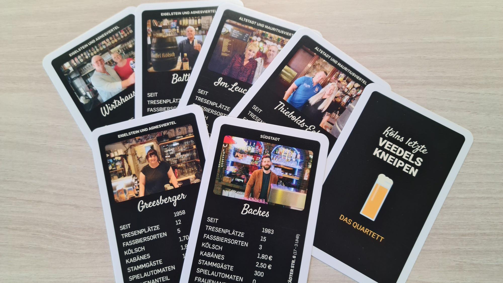 Sechs Spielkarten mit Fotos der Wirte und das Deckblatt des Quartetts sind zu sehen.
