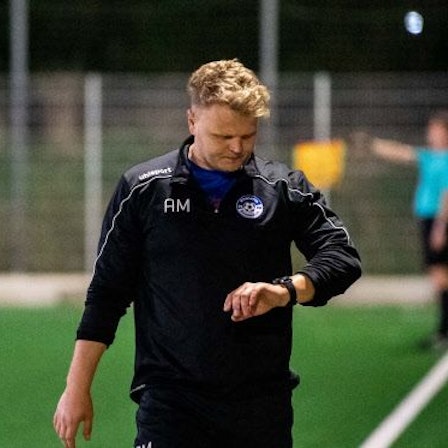 Bessenichs Trainer Artur Mezler schaut am Rande des Mittelrheinpokalspiels gegen Freialdenhoven auf die Uhr.