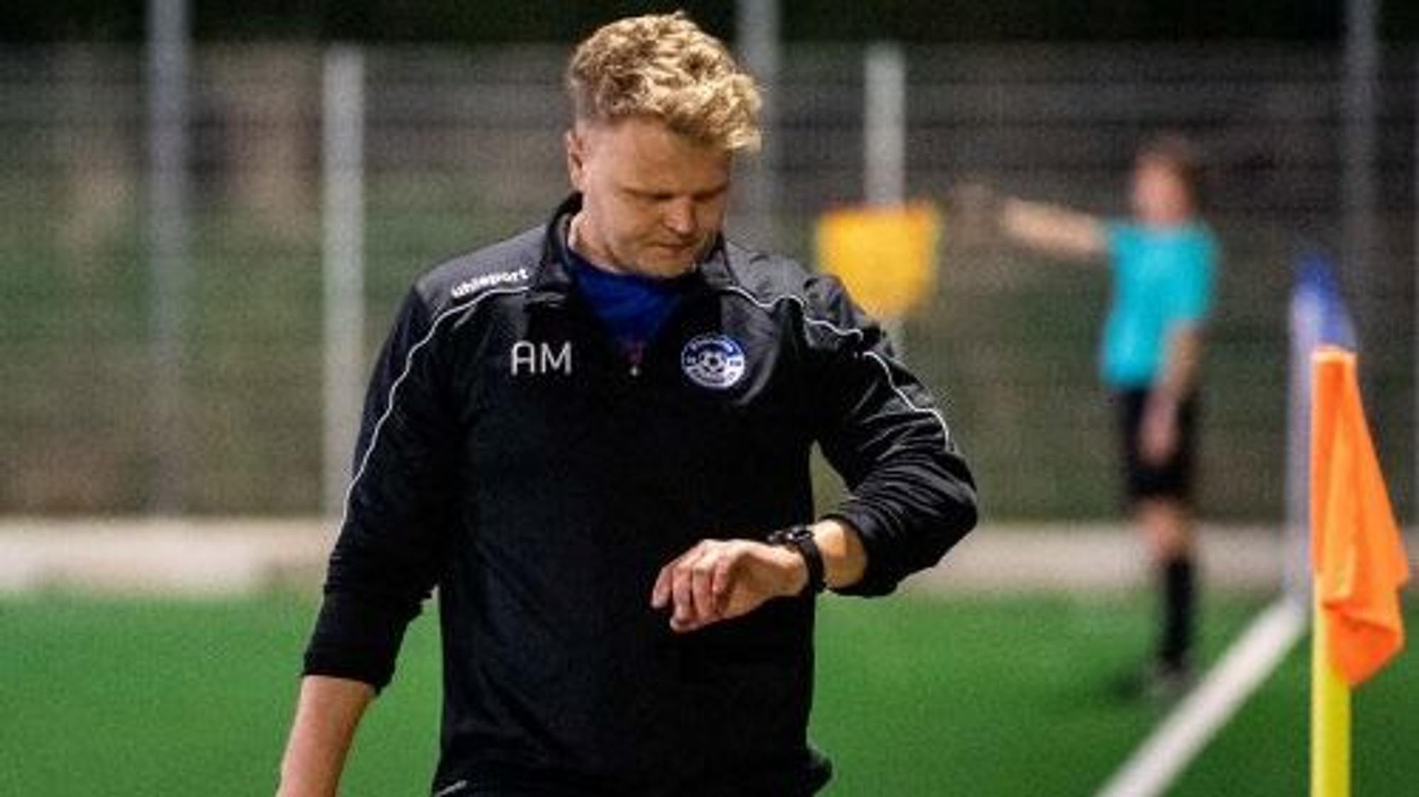 Bessenichs Trainer Artur Mezler schaut am Rande des Mittelrheinpokalspiels gegen Freialdenhoven auf die Uhr.