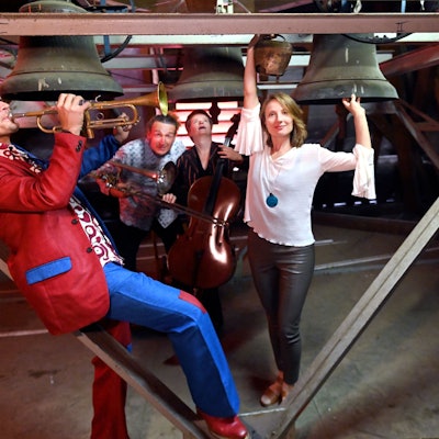 Matthias Schriefl und sein Quartett musizieren in einem Glockenturm. Schierfl trägt eine auffallend rotes Jackett mit blauem Kragen.