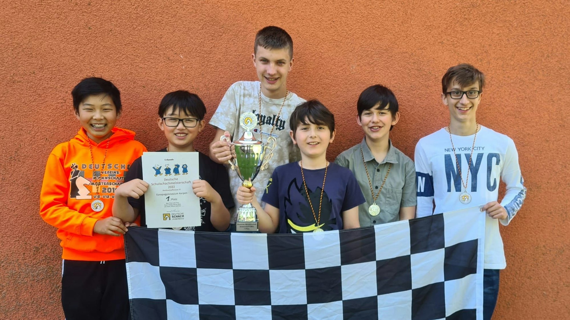 Die Gewinner halten ihren Pokal in der Hand.